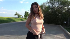 młoda blondyneczka z warkoczykami