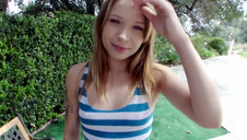 amatorski lodzik fajnej suczki z małymi sterczącymi cycuszkami