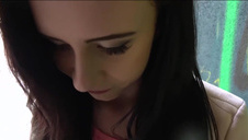 brunet rucha zrelaksowaną mulatkę