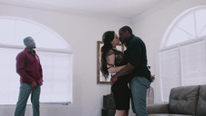 blondi pieści cipkę owłosionej laski