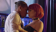 czarnowłosa sunia wypina się na pieska