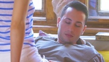 całuśna brunetka bierze jego kutasa do ust