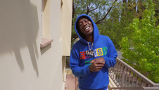 śliczna kobieta delikatnie liże fiuta przy świecach