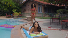 mamuśka masuje cipkę pod prysznicem