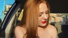 brunet liże jej gorącą muszelkę w sypialni