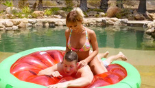 ruda seks laseczka obciąga niewielkiego penisa