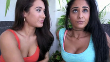 wysoka laska ciągnie fiuta i bierze fiutka między cycuszki