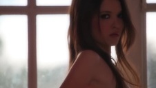 pielęgniarka umila czas pacjentowi