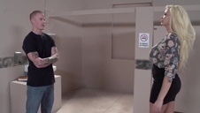 azjatka ujeżdża go na łózku