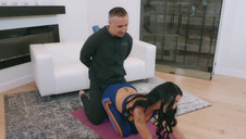 rosyjska mamuśka rozkłada przed nią swe nóżki