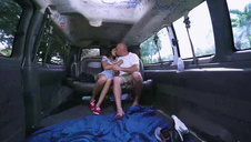 blondi wojuje z dużym penisem