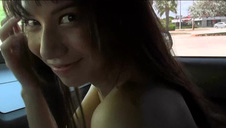 białowłosa ślicznotka delektuje się penisem