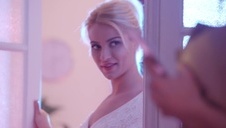 kameruje suczkę w szatni