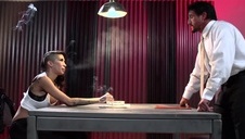 fajnie nawilża swoje ciałko w słoneczny dzień hd