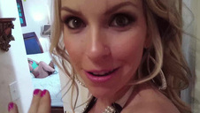 słodka modelka prezentuje swe ciałko w autobusie