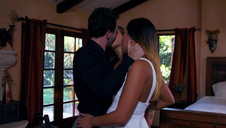 pokazała łysemu jaką dziś założyła bieliznę