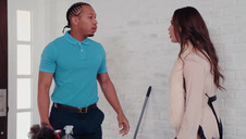 zdejmuje z niego ciuszki i zabiera się za obciąganie