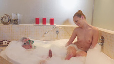 mea melone ujeżdża go na białej sofie