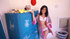 czekoladowa pałą między jej cycami