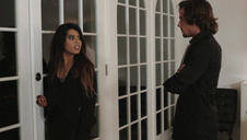 podgląda jej cipkę z bliska