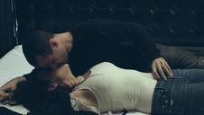 wciska fiuta w kakaowe oczko blond gwiazdy