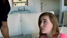 ładuje na stojaka bladą dziewczynę