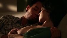 piękna niunia pokazuje szparkę