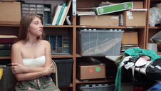 sesja brunetki na basenie