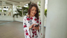 wkłada szklaną seks zabawką w jej dupsko