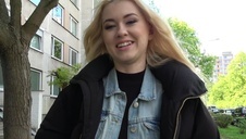 świetny seksik z cudowną niunią na białej kanapie