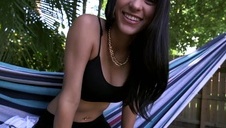 egzotyczna dziewczyna robi sobie dobrze