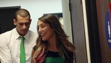 czarnowłosa dziunia przyssała się do szpary koleżanki