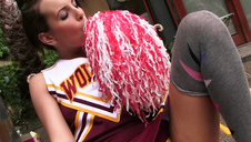 młoda wypina swe pośladki na łóżku po szkole