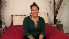 pulchna dama szarpie jego pałkę