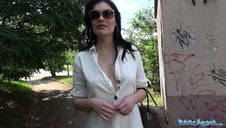 ruda ma penetrowaną swą nieogoloną szparkę