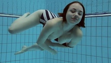 lesby siedzą na sofie i masują swoje pipy