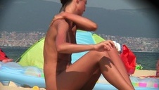 figlarny rudzielec pociąga z rurki