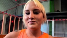 laska potrząsa pośladkami na plaży