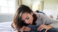 silikonowa brunetka przed internetową kamerką