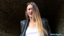 związana łańcuchami laseczka z mokrą cipką