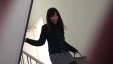 wsadza języczek między jej pośladki