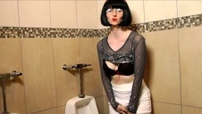 zapoznany z zapachem i smakiem jej stóp