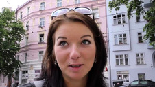 klęczy na panelach przed długim penisem