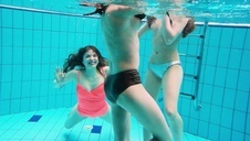 ruda gina i blond cindy fistują sobie nawzajem piczki