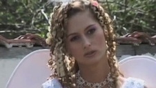 brunetka z pompką do piczki