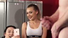 dwie laski liżą długiego fiuta trawie