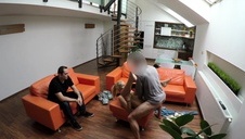 czarnowłosa wpadła do dziurki