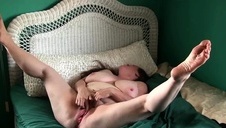 różową zabaweczką po wilgotnej muszelce