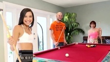 blond mama pozuje do zdjęć