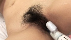 mała brunetka z małym biustem dobrze go pieści